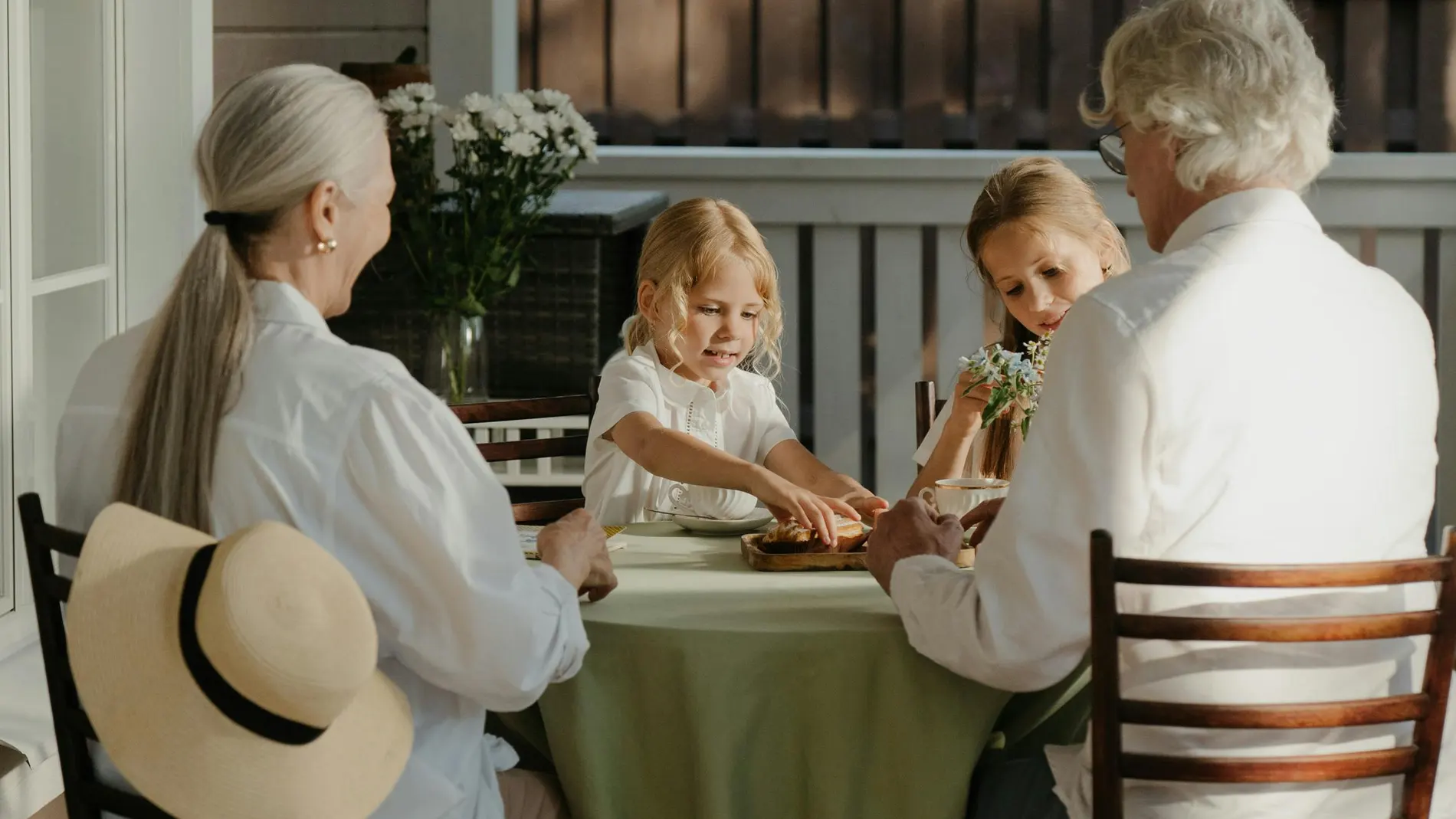 Un reconocido pediatra explica la teoría de la abuela: "Es normal que algunos padres sientan celos o frustración..."