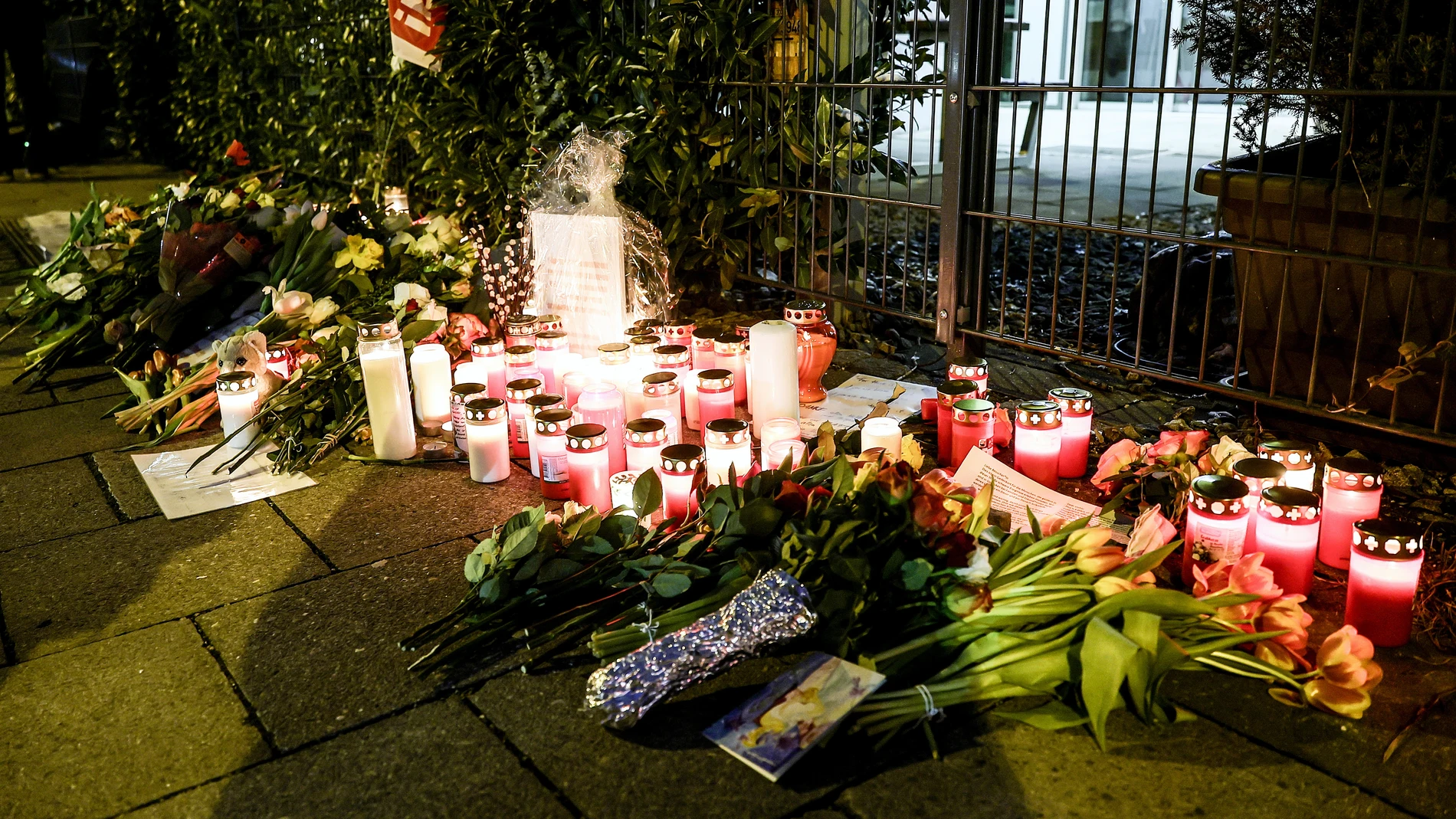 Munich (Germany), 14/02/2025.- Flowers and candles are left at the scene after a car rammed into a rally in Munich, Germany, 14 February 2025. According to Munich police, at least 36 people were injured when a car drove into a crowd of demonstrators during a rally by the Verdi trade union in Munich's city centre on 13 February. (Alemania) EFE/EPA/RONALD WITTEK