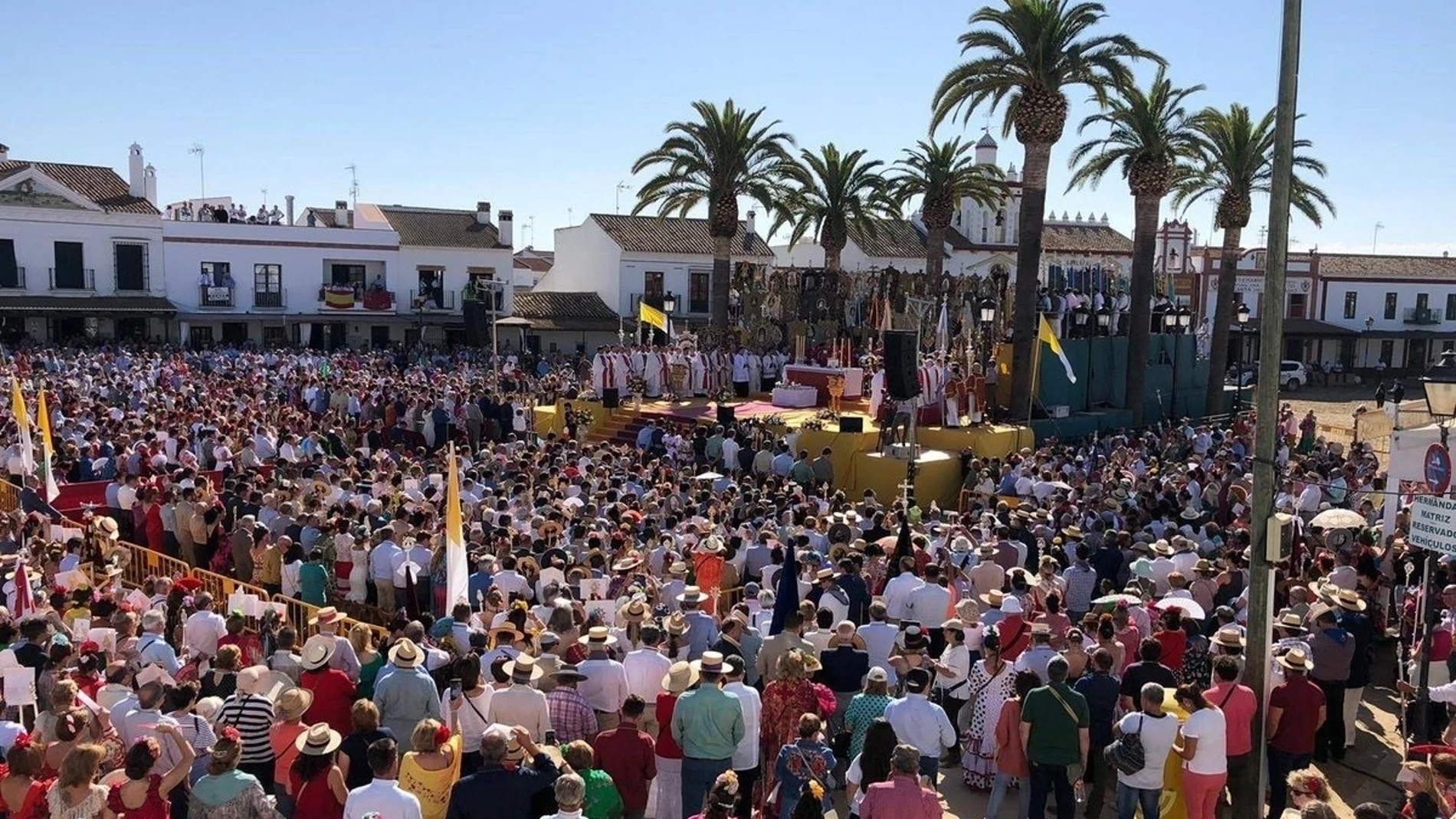 Misa pontifical de pentecostés en la aldea del Rocío