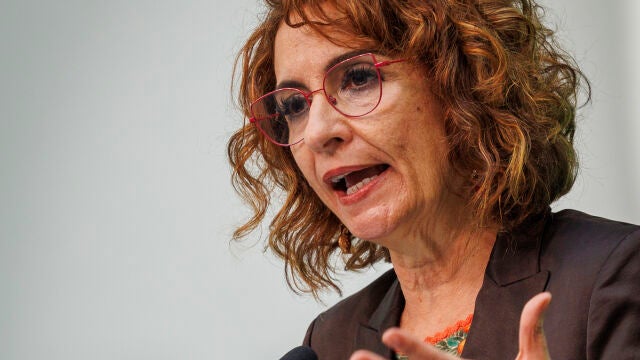 Montero subraya que solo el 20 % de perceptores del SMI tendrán que tributar en el IRPF