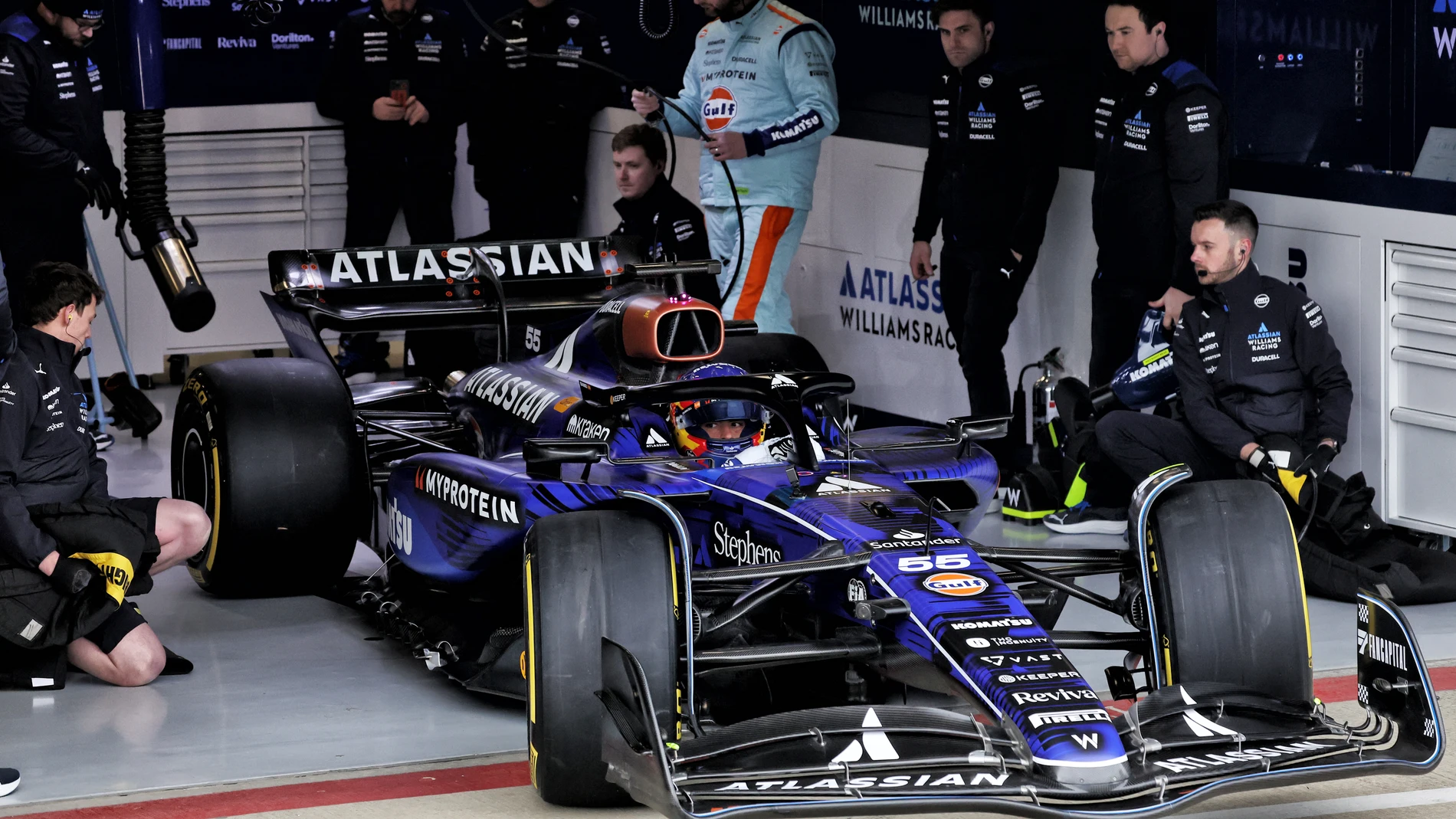 SILVERSTONE (R. UNIDO), 14/02/2025.- Presentación de equipo Williams en el circuito de Silverstone que ha mostrado el automóvil de la temporada 2025 de Fórmula Uno, el FW47 de Alex Albon y Carlos Sainz, con una decoración que es aún provisional. EFE/Williams Racing