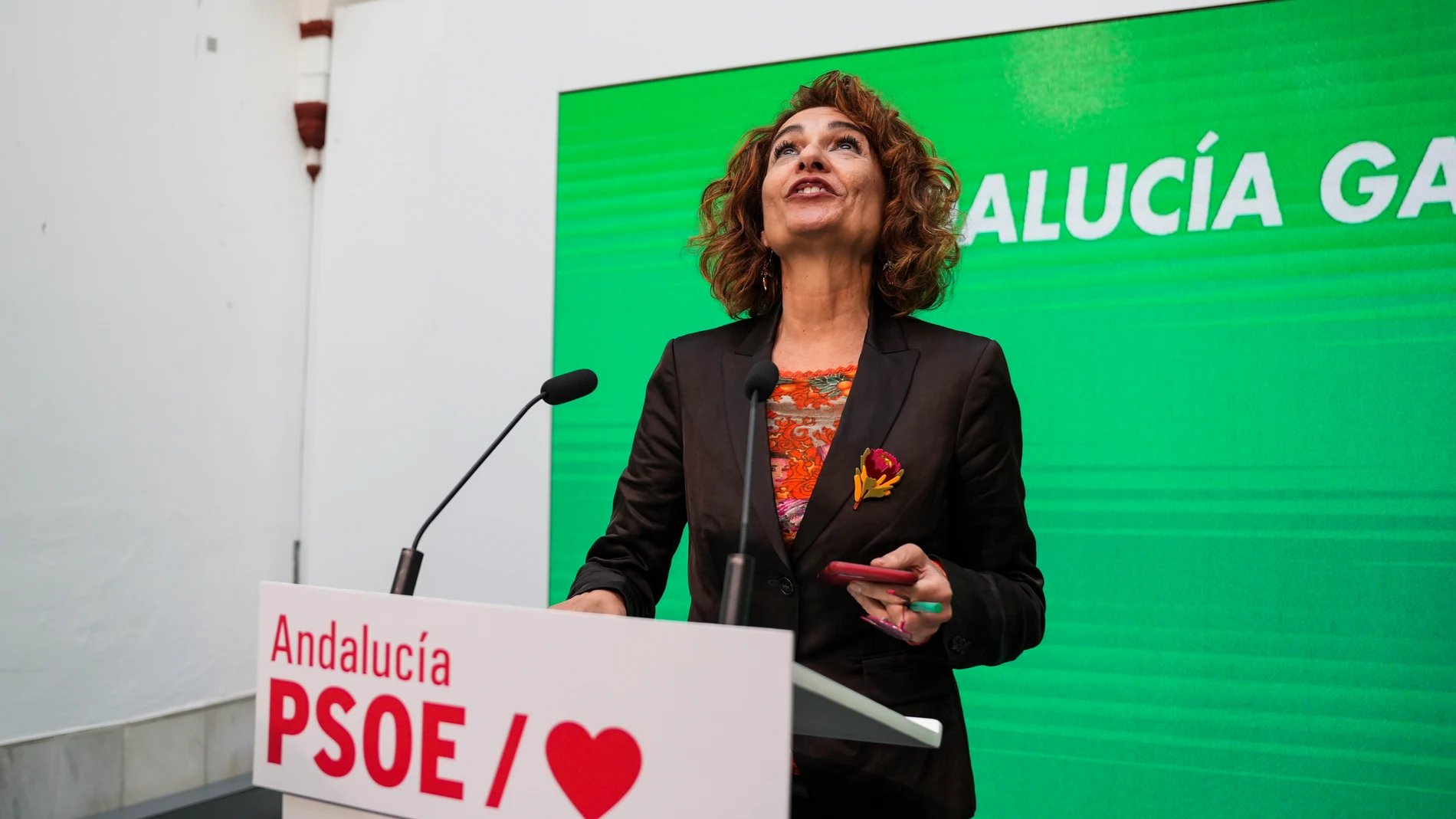 La ministra de Hacienda del Gobierno de España y secretaria general del PSOE-A, María Jesús Montero, atiende a los medios de comunicación tras una reunión de trabajo en la sede del PSOE de Andaluía, a 14 de febrero de 2025 en Sevilla (Andalucía, España). La ministra de Hacienda del Gobierno de España y secretaria general del PSOE-A, María Jesús Montero, ha ofrecido una rueda de prensa junto a la secretaria general de CCOO-A, Nuria López, tras mantener una reunión de trabajo.14 FEBRERO 2025...