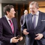 El consejero de Economía y Hacienda y portavoz de la Junta, Carlos Fernández Carriedo, junto a Isidoro Alanís, presidente de Global Exchange, y padrino de la XXV edición de la Aceleradora de Empresas Wolaria