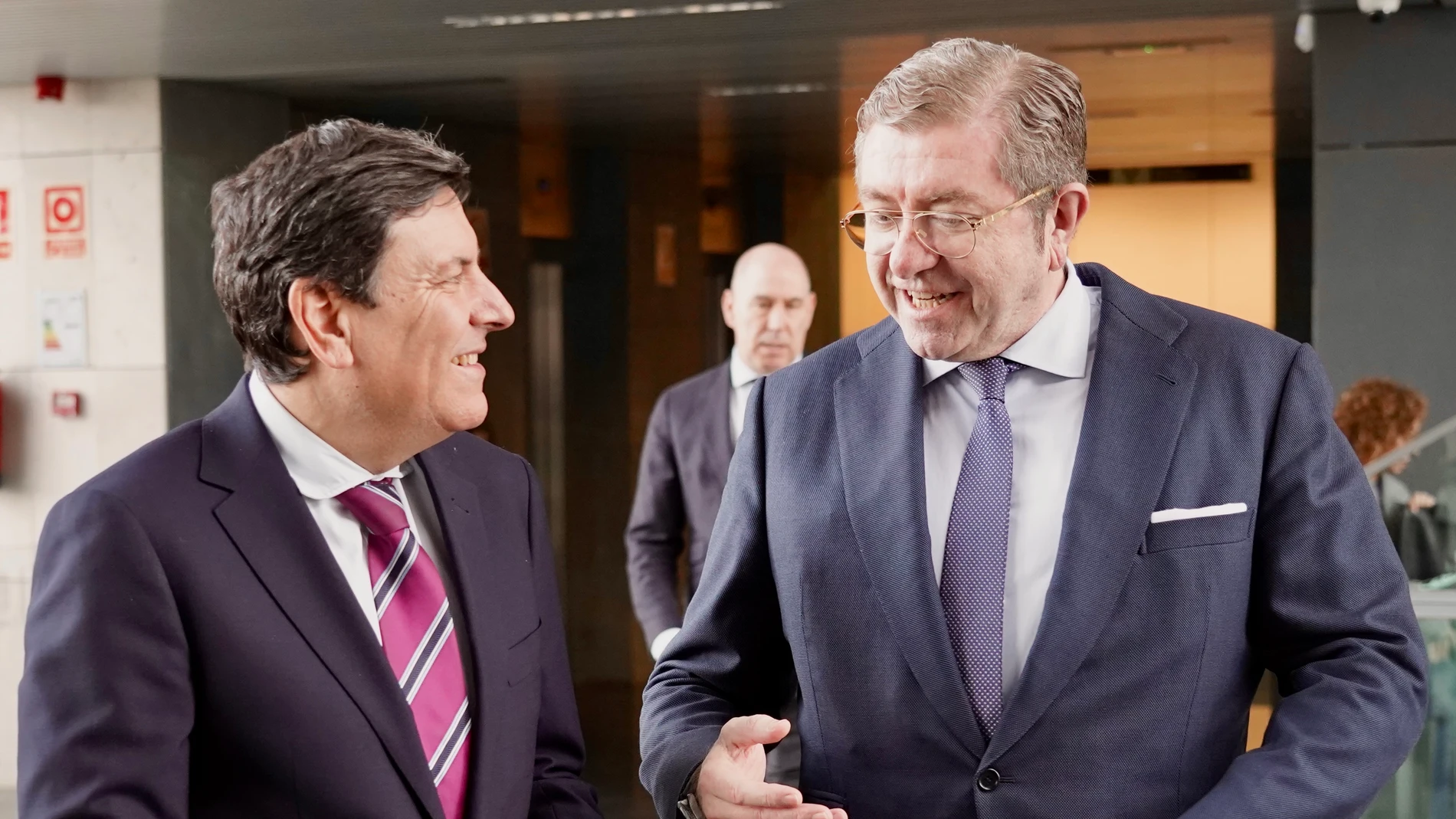 El consejero de Economía y Hacienda y portavoz de la Junta, Carlos Fernández Carriedo, junto a Isidoro Alanís, presidente de Global Exchange, y padrino de la XXV edición de la Aceleradora de Empresas Wolaria