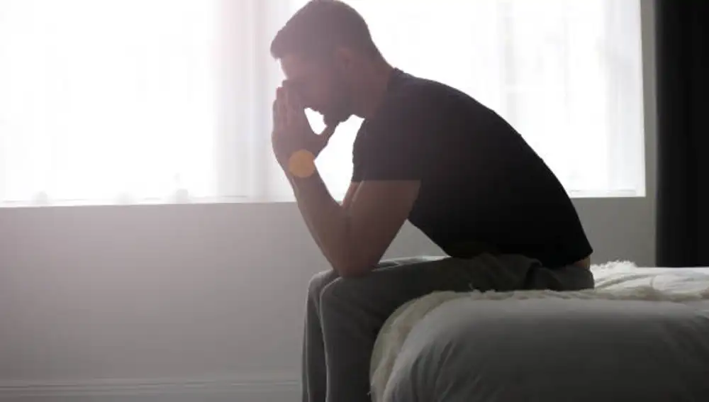 Así son las personas que les gusta rezar antes de dormir, según la psicología