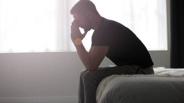 Así son las personas que les gusta rezar antes de dormir, según la psicología