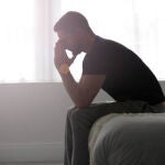 Así son las personas que les gusta rezar antes de dormir, según la psicología