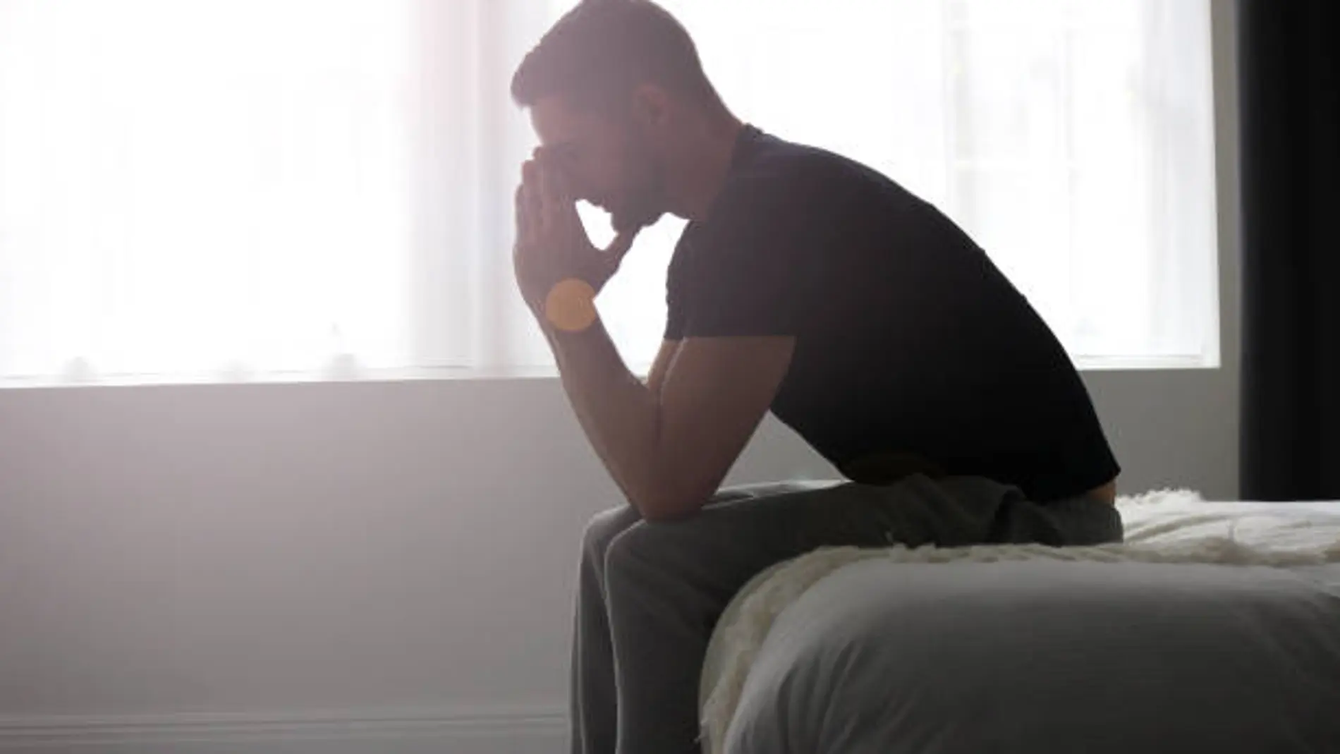Así son las personas que les gusta rezar antes de dormir, según la psicología