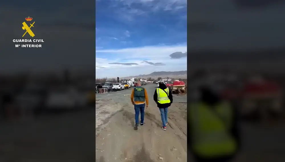 La Guardia Civil inspecciona la zona de Granada donde han aparecido los coches