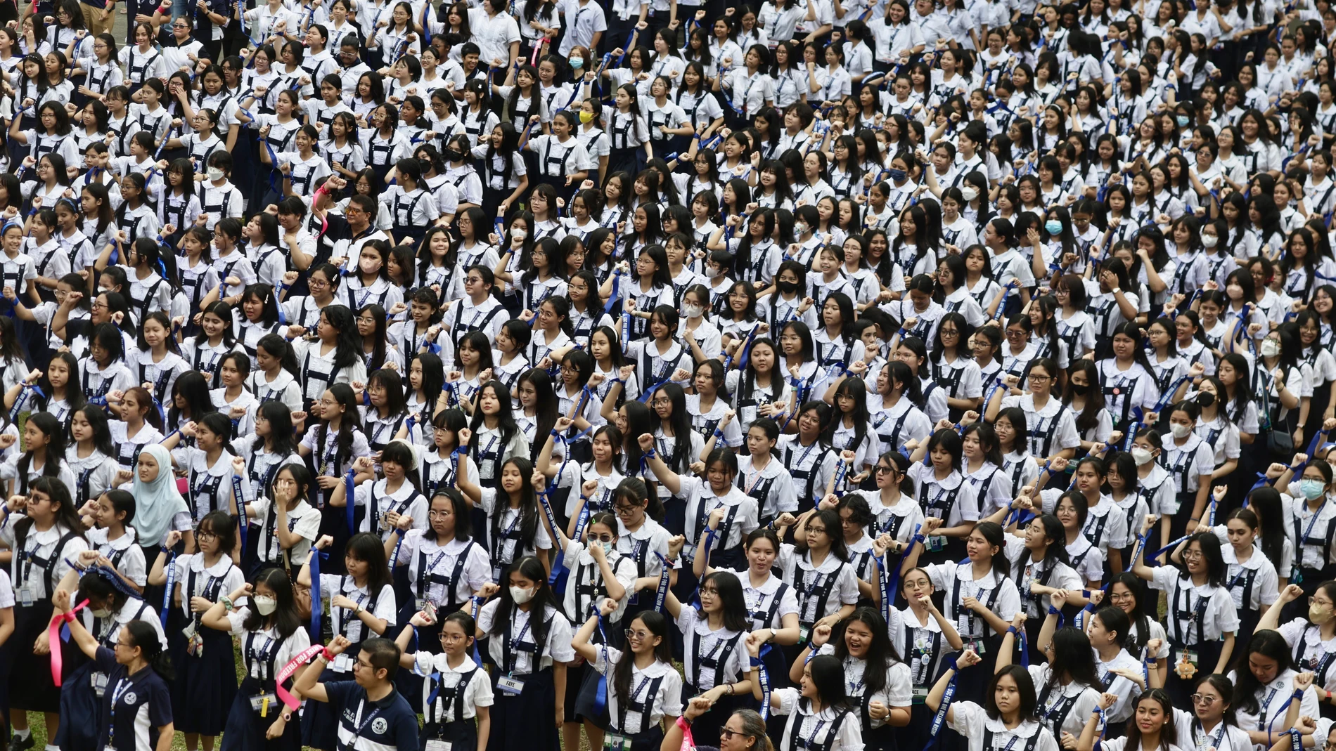 MANILA (Philippines), 14/02/2025.- Filipino students of Saint Scholastica's College dance inside their campus during the 'One Billion Rising' campaign on Valentine's Day in Manila, Philippines, 14 February 2025. The event joins activists in different countries staging creative resistance events as part of 'One Billion Rising 2025', demanding an end to violence against women and girls. (Filipinas) EFE/EPA/FRANCIS R. MALASIG