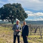 El director general del ITACyL, Rafael Sáez, y Enrique Valero, director general de Abadía Retuerta visitan la bodega