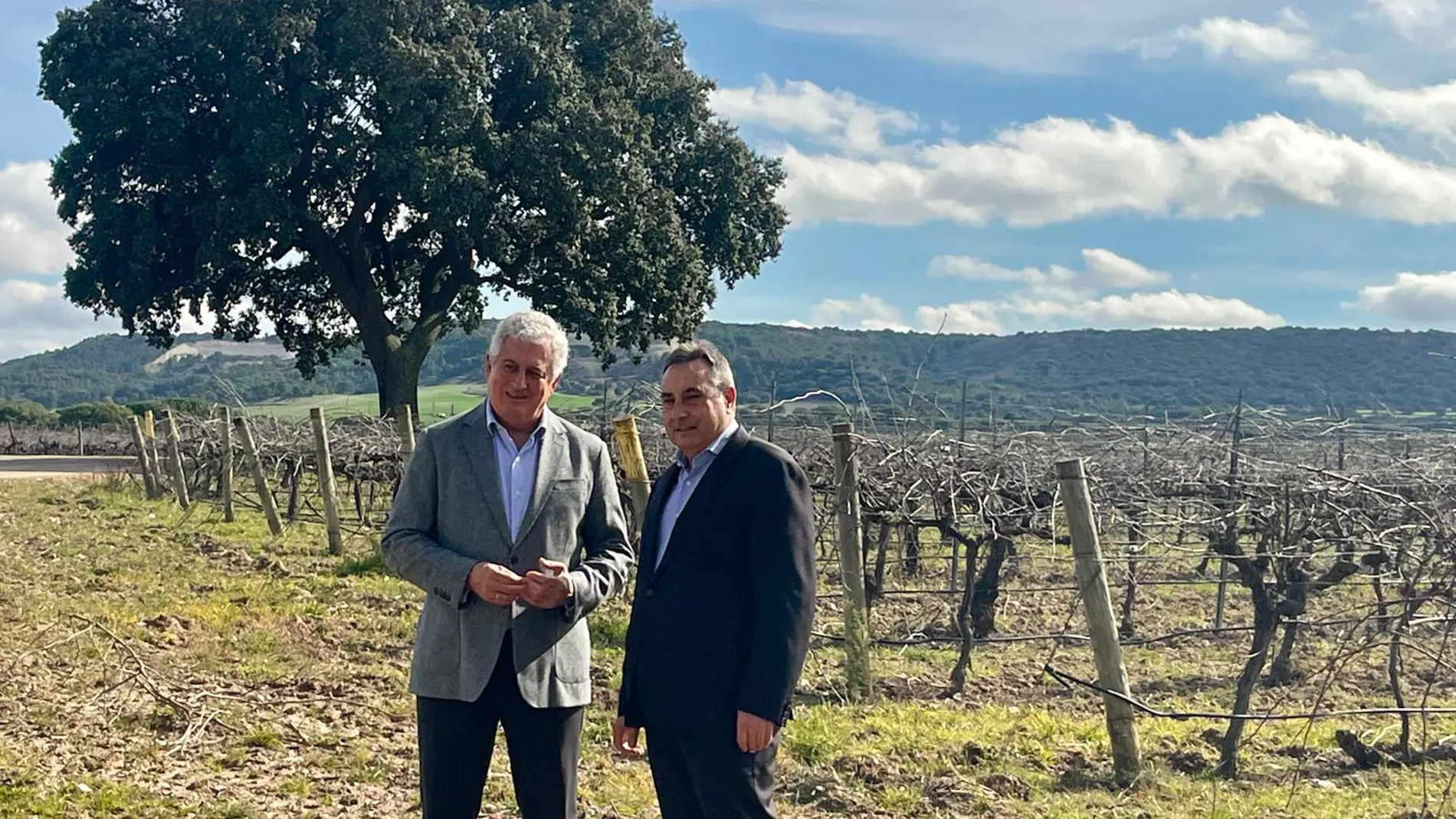 El director general del ITACyL, Rafael Sáez, y Enrique Valero, director general de Abadía Retuerta visitan la bodega