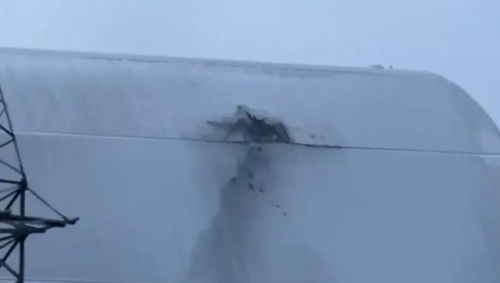 El arco protector del reactor 4 de la central de Chernobil dañado tras el impacto del dron ruso