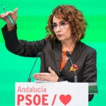 María Jesús Montero y Nuria López ofrecen una rueda de prensa tras una reunión de trabajo (Sevilla)