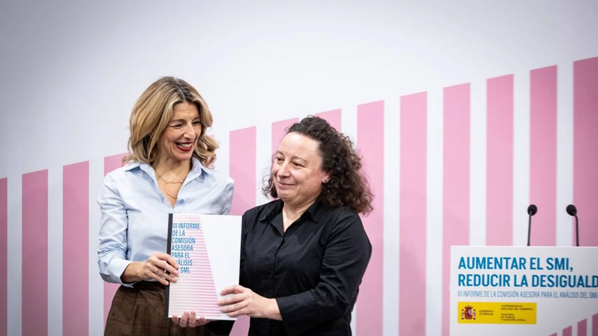 La vicepresidenta segunda y ministra de Trabajo, Yolanda Díaz, recibiendo el informe de los expertos sobre el SMI el pasado 15 de enero