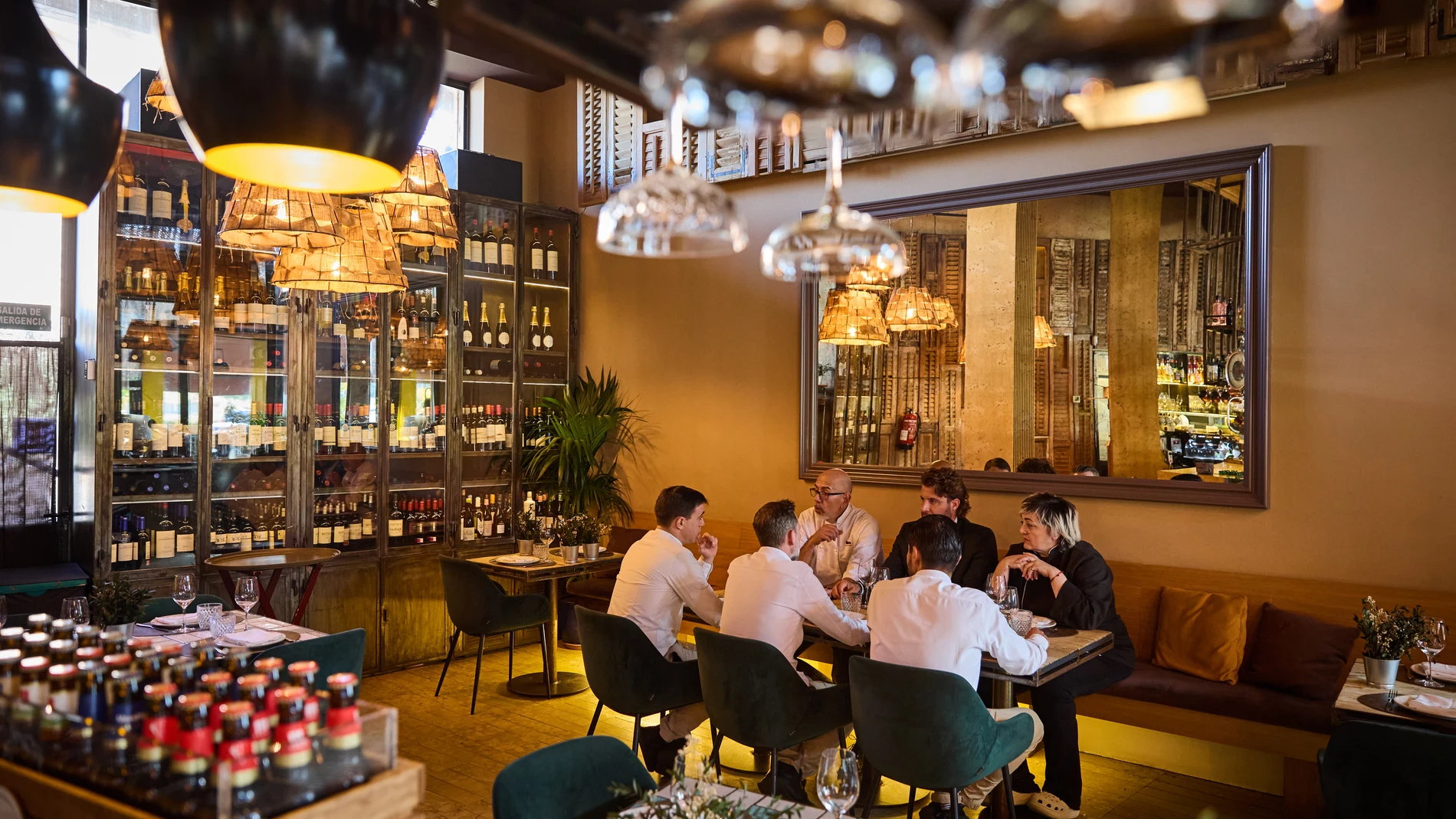 Barbillón, el 'Oyster bar' de moda que lidera la revolución gastro del norte de Madrid. Cocina tradicional mezclada con platos creativos, sus cócteles y champagne. Está a 10 minutos de Moncloa, en la Avenida de Valdemarín de Aravaca. © Alberto R. Roldán / Diario La Razón. 14 02 2025