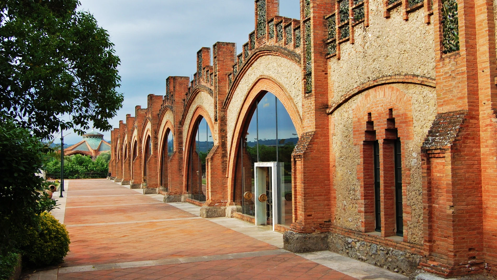 Las Caves Codorníu, diseñadas por Josep Puig i Cadafalch