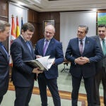 Fernández Mañueco con representantes de la cofradía leonesa