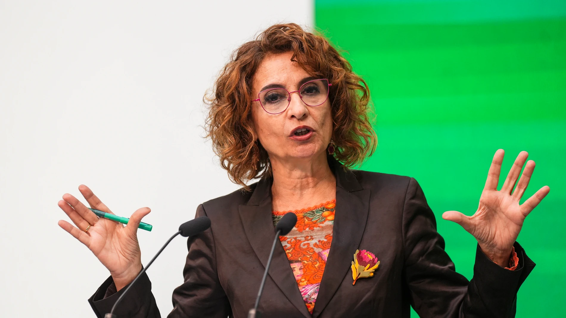 La ministra de Hacienda del Gobierno de España y secretaria general del PSOE-A, María Jesús Montero, atiende a los medios de comunicación tras una reunión de trabajo en la sede del PSOE de Andaluía, a 14 de febrero de 2025 en Sevilla (Andalucía, España). La ministra de Hacienda del Gobierno de España y secretaria general del PSOE-A, María Jesús Montero, ha ofrecido una rueda de prensa junto a la secretaria general de CCOO-A, Nuria López, tras mantener una reunión de trabajo. 14 FEBRERO 2025 ...