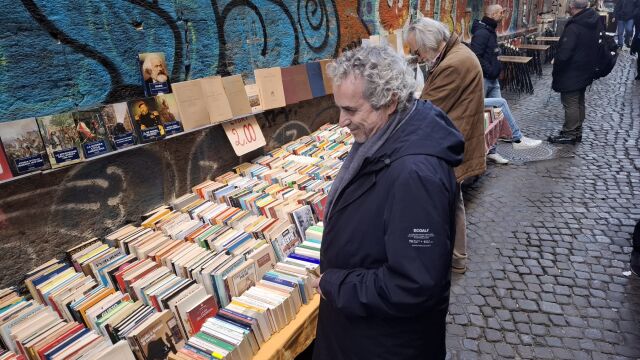 Ildefonso Falcones, la pasada semana, en un puesto callejero de libros en Nápoles