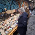 Ildefonso Falcones, la pasada semana, en un puesto callejero de libros en Nápoles