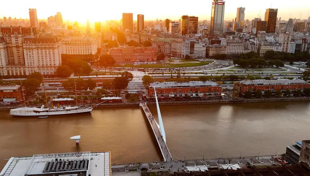 El Puente de la Mujer es uno de los iconos de la capital de Argentina