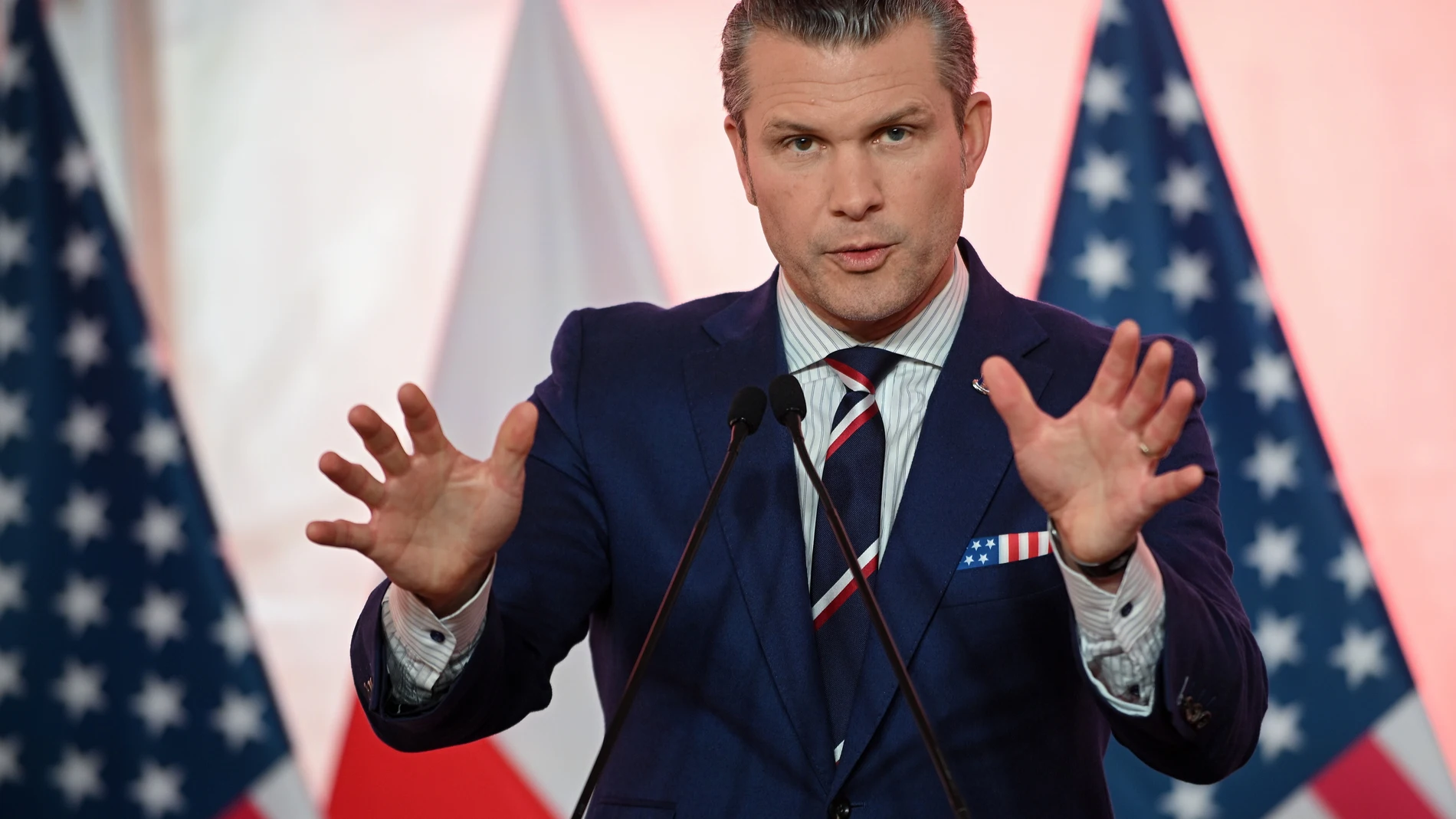 Warsaw (Poland), 14/02/2025.- US Secretary of Defence Pete Hegseth attends a joint press conference with the Polish defence minister after their meeting at the Defence Ministry headquarters in Warsaw, Poland, 14 February 2025. (Polonia, Varsovia) EFE/EPA/Marcin Obara POLAND OUT