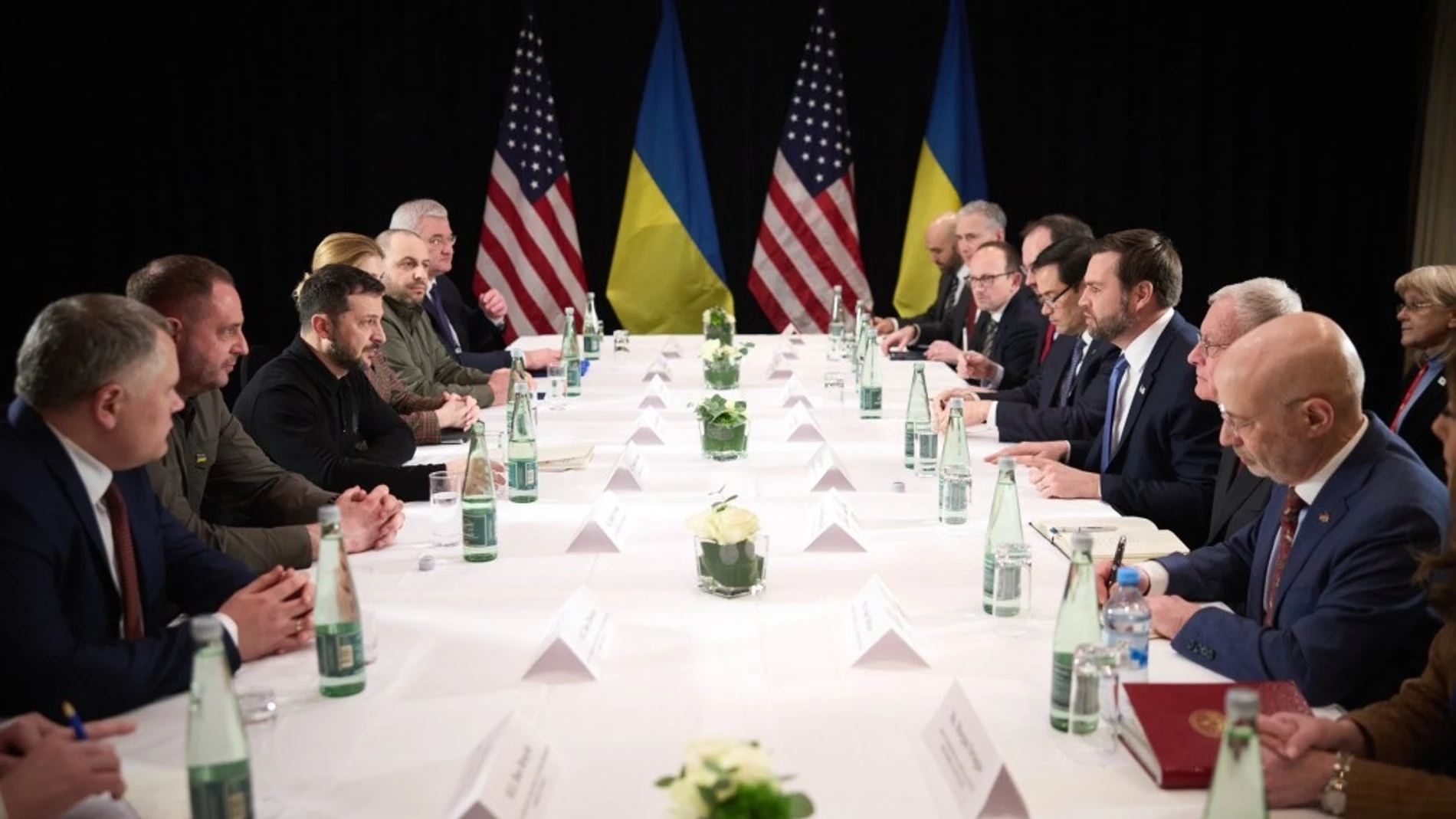 Reunión del presidente de Ucrania, Volodimir Zelenski, con el vicepresidente de Estados Unidos, JD Vance, y sus respectivos equipos en los márgenes de la Conferencia de Seguridad de Múnich, en AlemaniaREMITIDA / HANDOUT por PRESIDENCIA DE UCRANIAFotografía remitida a medios de comunicación exclusivamente para ilustrar la noticia a la que hace referencia la imagen, y citando la procedencia de la imagen en la firma14/02/2025
