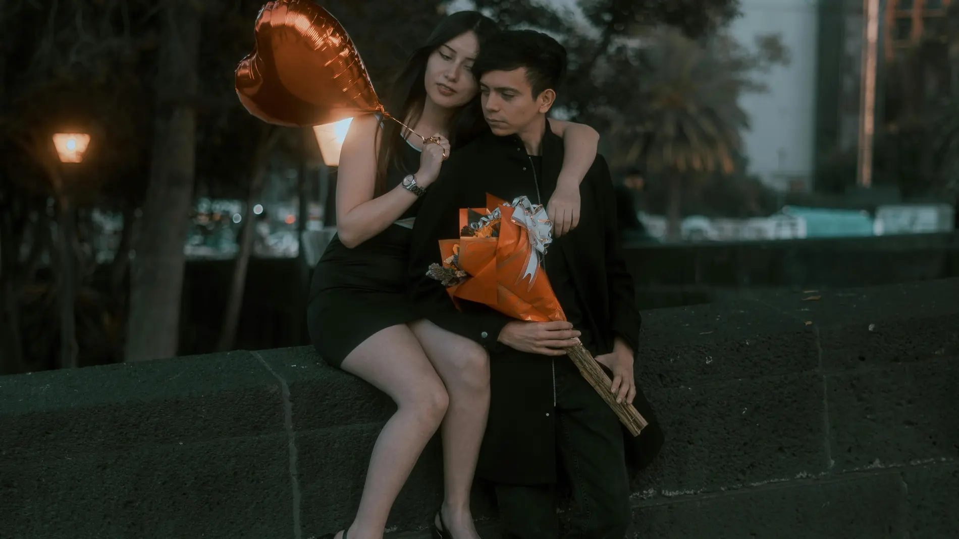 Pareja con su regalo de San Valentín