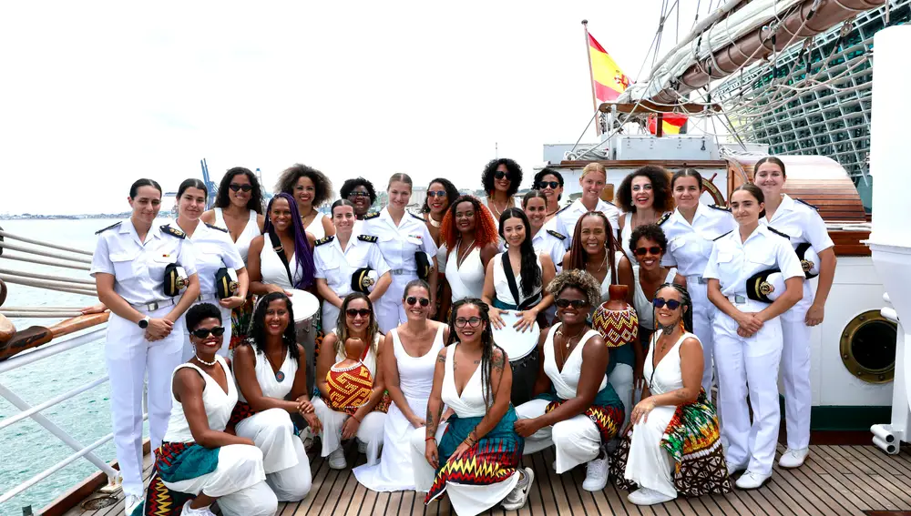 La princesa Leonor, recibida al ritmo del grupo femenino de percusión de la escuela Pracatum a la llegada del buque escuela Juan Sebastián de Elcano