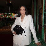 Victoria Federica con look sofisticado en blanco.