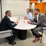 Imagen de archivo del presidente de Croem, Miguel López Abad, con el presidente de Vox, José Ángel Antelo (d)