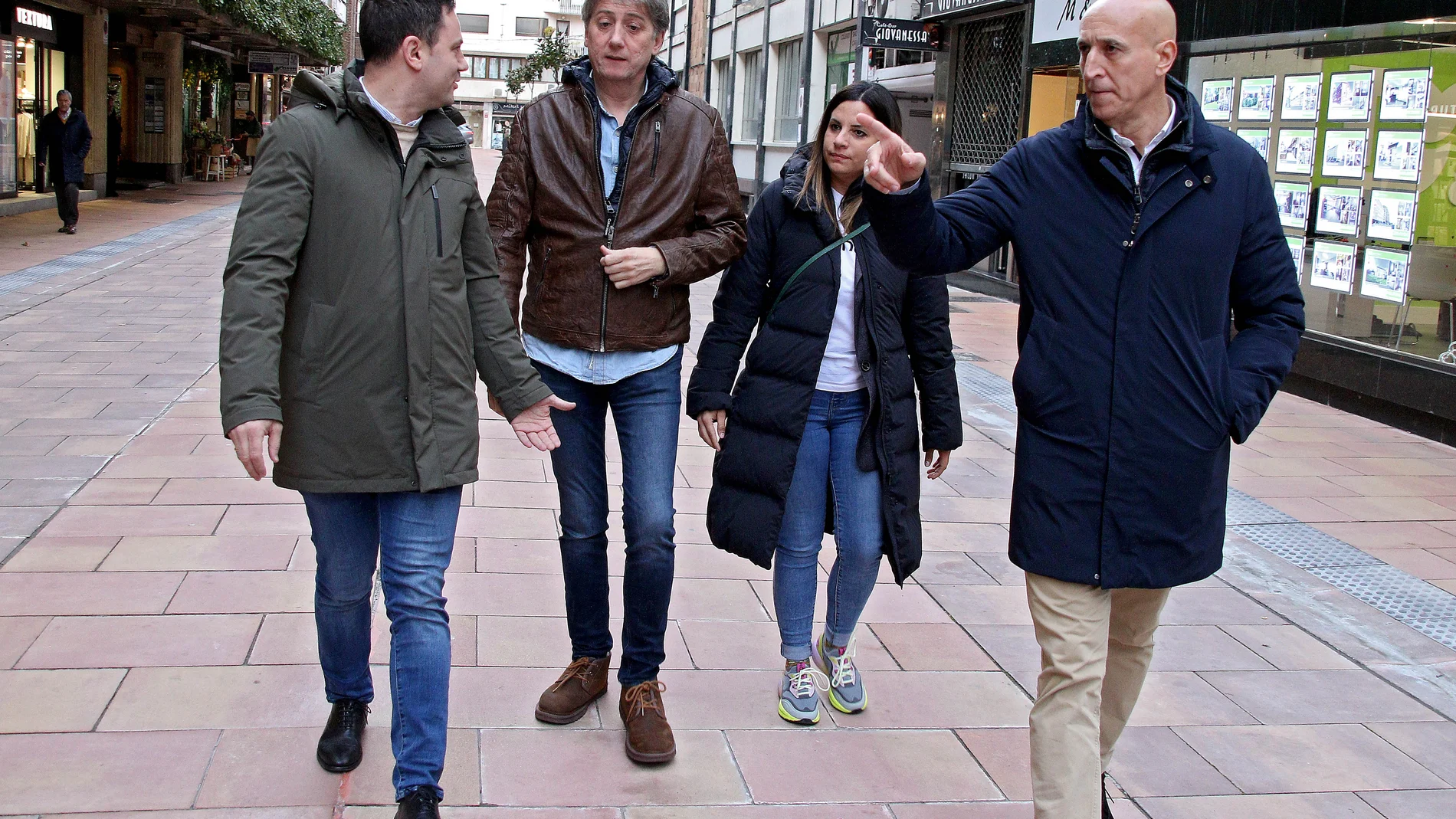 El secretario general electo del PSOE de Castilla y León, Carlos Martínez, participa en un encuentro con la militancia en León con el alcalde, José Antonio Díez y el secretario provincial Javier Cendón