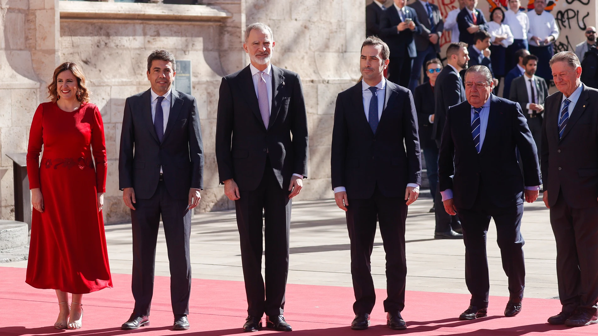 GRAFCVA5479. VALENCIA, 14/02/2025.- El rey Felipe, el ministro de Economía, Carlos Cuerpo (3º d), el president de la Generalitat, Carlos Mazón (2º i), la alcaldesa de València, María José Catalá, el presidente de la Fundación Valenciana de Estudios Avanzados, Vicente Boluda (2º d), y el secretario y presidente ejecutivo de la Fundación Valenciana Premios Rei Jaume I, Javier Quesada (d), a su llegada al acto de entrega de los Premios Rei Jaume I, dotados con 100.000 euros en cada una de sus si...