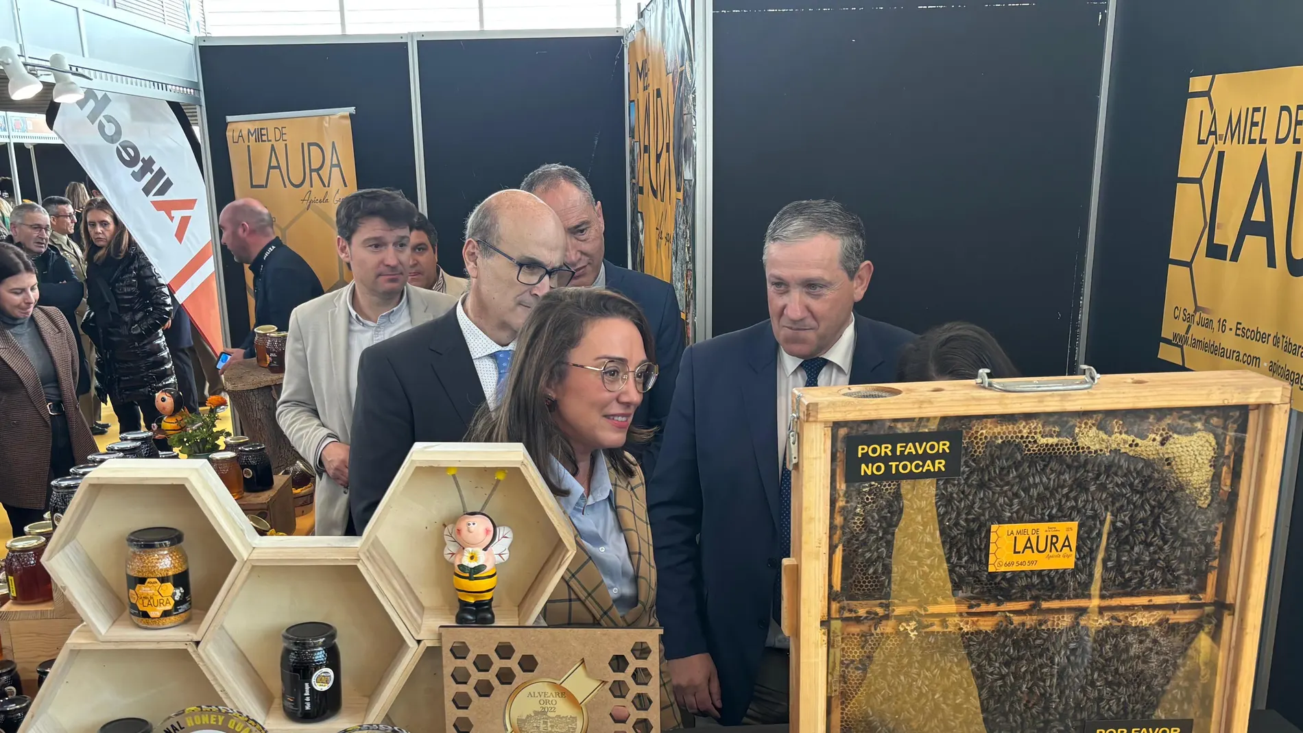 La consejera de Agricultura, Ganadería y Desarrollo Rural, María González Corral, inaugura la VI Feria Apícola Internacional de Zamora, Meliza