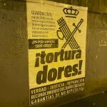 Los carteles que tachan de "torturadores" a los guardias civiles