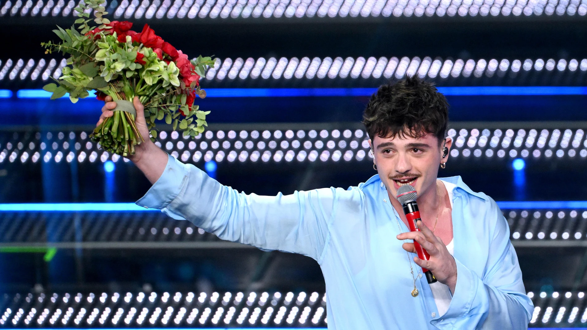 Sanremo (Italy), 15/02/2025.- Italian singer Olly performs onstage during the grand finale of the 75th Sanremo Italian Song Festival, at the Ariston theatre in Sanremo, Italy, 15 February 2025. The music festival runs from 11 to 15 February 2025. (Italia) EFE/EPA/ETTORE FERRARI