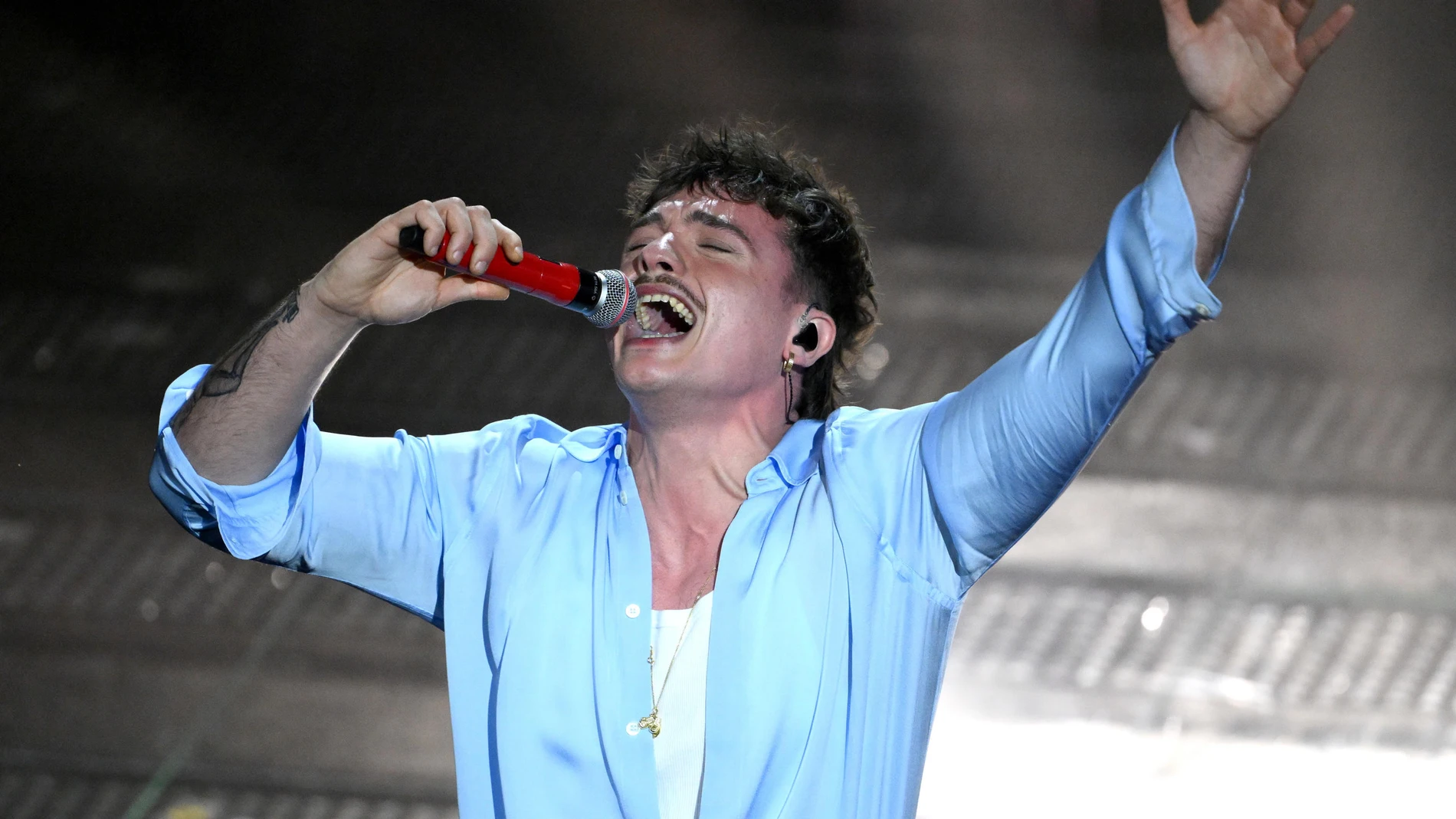 Sanremo (Italy), 15/02/2025.- Italian singer Olly performs onstage during the grand finale of the 75th Sanremo Italian Song Festival, at the Ariston theatre in Sanremo, Italy, 15 February 2025. The music festival runs from 11 to 15 February 2025. (Italia) EFE/EPA/ETTORE FERRARI