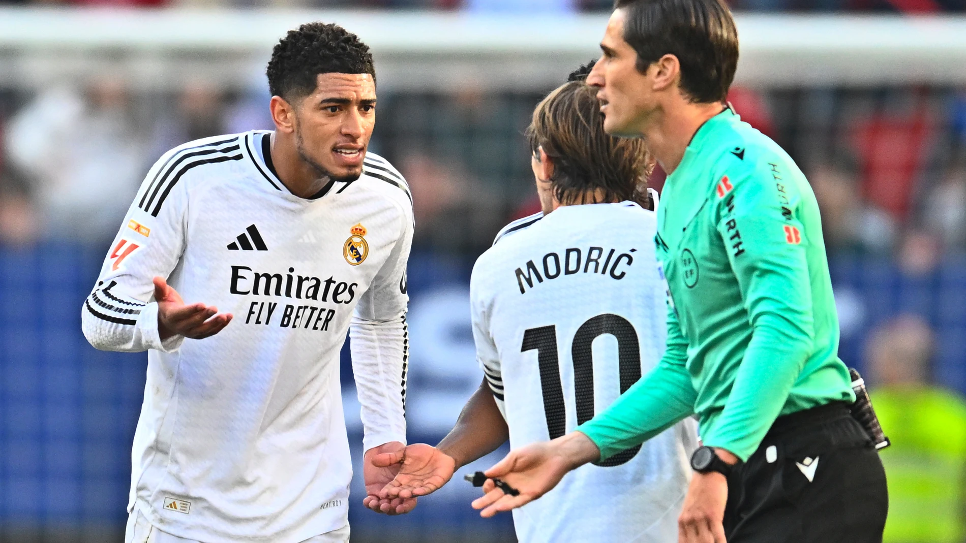 Real Madrid's Jude Bellingham, left, speaks with Real Madrid's Luka Modric after after being shown a red card by the referee during a Spanish La Liga soccer match between Osasuna and Real Madrid at El Sardar stadium in Pamplona, Spain, Saturday, Feb. 15, 2025. (AP Photo/Miguel Oses)