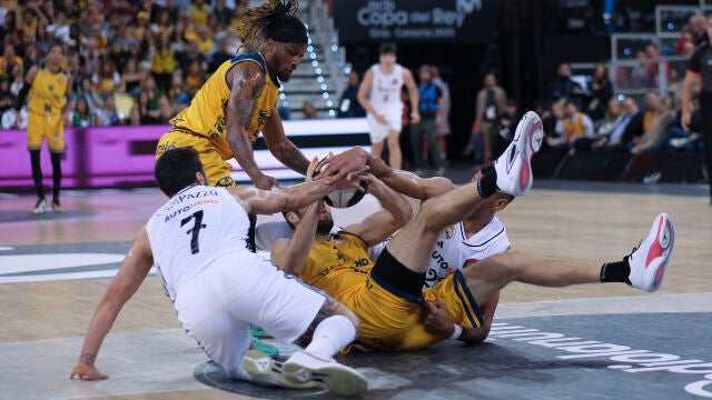 Campazzo, Tobey y Tavares pugnan en el suelo por un balón