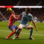 Giuliano Simeone y Marcos Alonso, en el Atlético-Celta