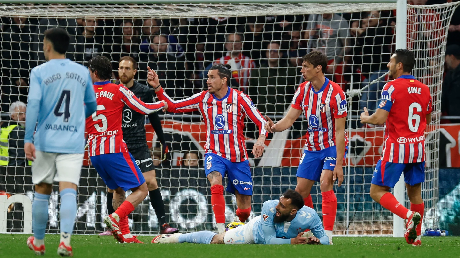 MADRID, 15/02/2025.- El jugador del Atlético de Madrid Robin Le Normand y el delantero del Celta Borja Iglesias, durante el partido de Liga que disputan el Atlético de Madrid y el Celta de Vigo este sábado en el estadio Riyadh Air Metropolitano, en Madrid. EFE/Mariscal
