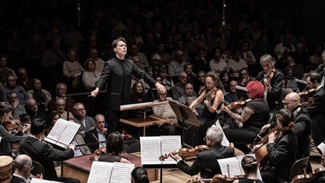 Bajo la batuta de Roberto Forés, la Orquestra de València ofreció una velada llena de emociones y virtuosismo