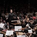Bajo la batuta de Roberto Forés, la Orquestra de València ofreció una velada llena de emociones y virtuosismo