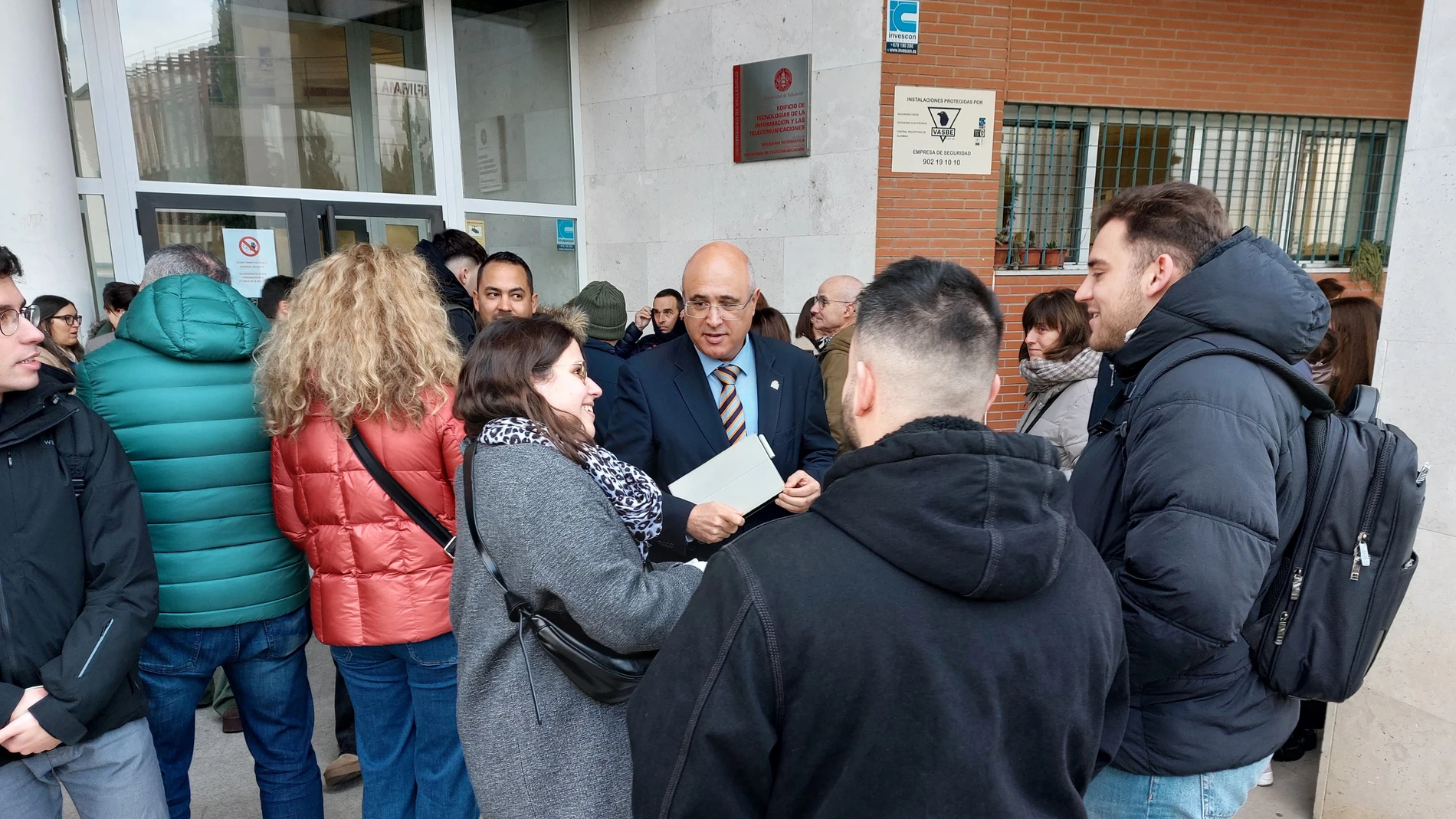El subdelegado del Gobierno en Valladolid, Jacinto Canales, conversa con alguno de los opositores antes de comenzar el examen