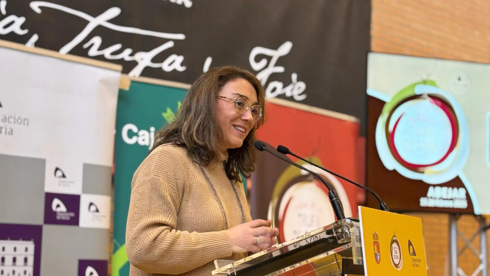 La consejera de Agricultura, Ganadería y Desarrollo Rural, María González Corral, inaugura la Feria de la Trufa de Abéjar