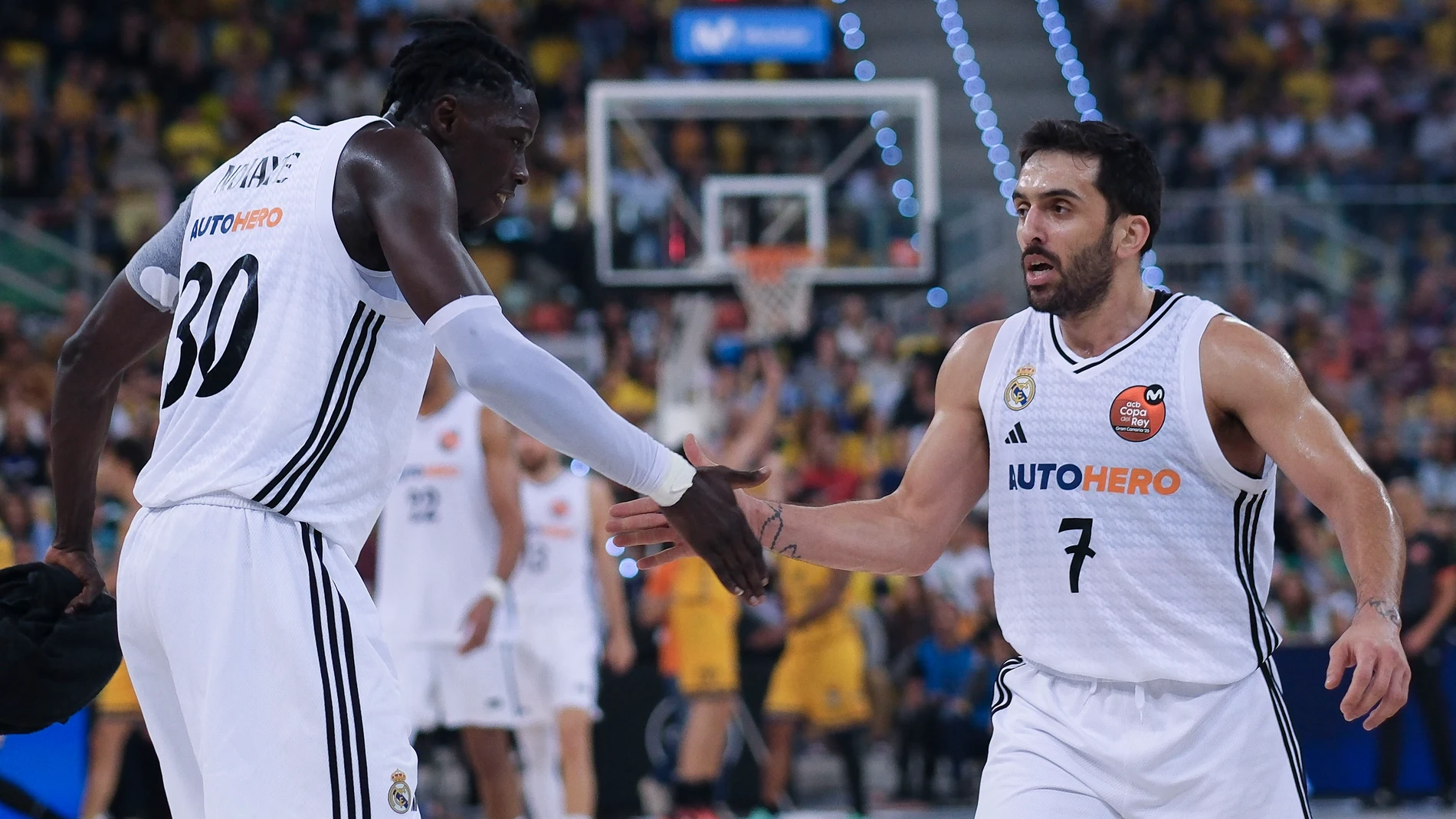 Campazzo y Ndiaye celebran la victoria en semifinales