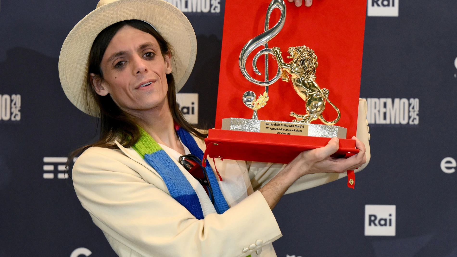 SANREMO (Italy), 16/02/2025.- Italian singer Lucio Corsi poses with the 'Mia Martini' Critics award during a photocall at the Sanremo Italian Song Festival in Sanremo, Italy, 16 February 2025. The 75th Sanremo Italian Song Festival started on 11 February and concluded on the evening of 15 February 2025. (Italia) EFE/EPA/ETTORE FERRARI