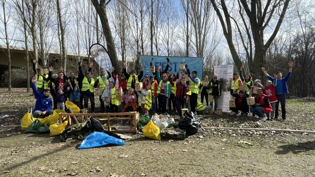 Los voluntarios recogen la basura en la orilla del río Pisuerga de Valladolid