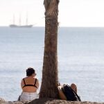 Personas en la playa de la Malagueta